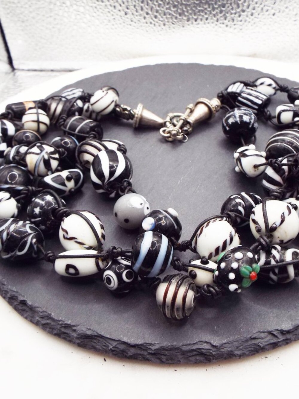 HANDMADE ARTISAN BLACK & WHITE ARTGLASS LAMPWORK WEDDING CAKE 3 STD. NECKLACE O3 - Picture 4 of 6